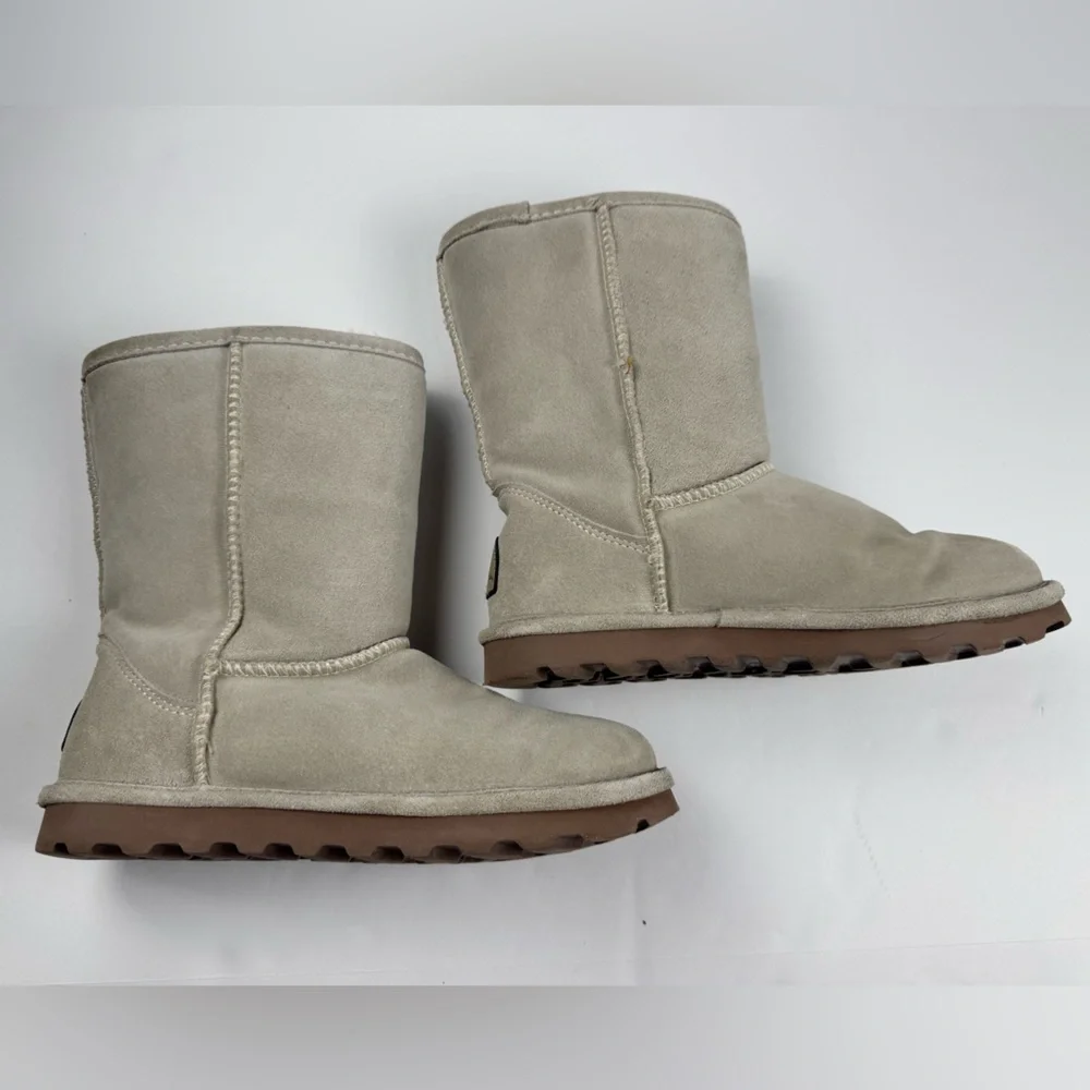 BearPaw women’s Elle Short boots In light gray suede size 8 like new